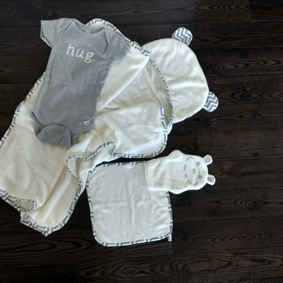 Cute Beach Towel Set | Baby Shower Gift Basket - Picture 4 of 6